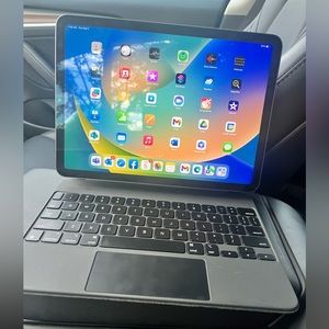 Smart Keyboard Folio and iPad Air (5th generation) -